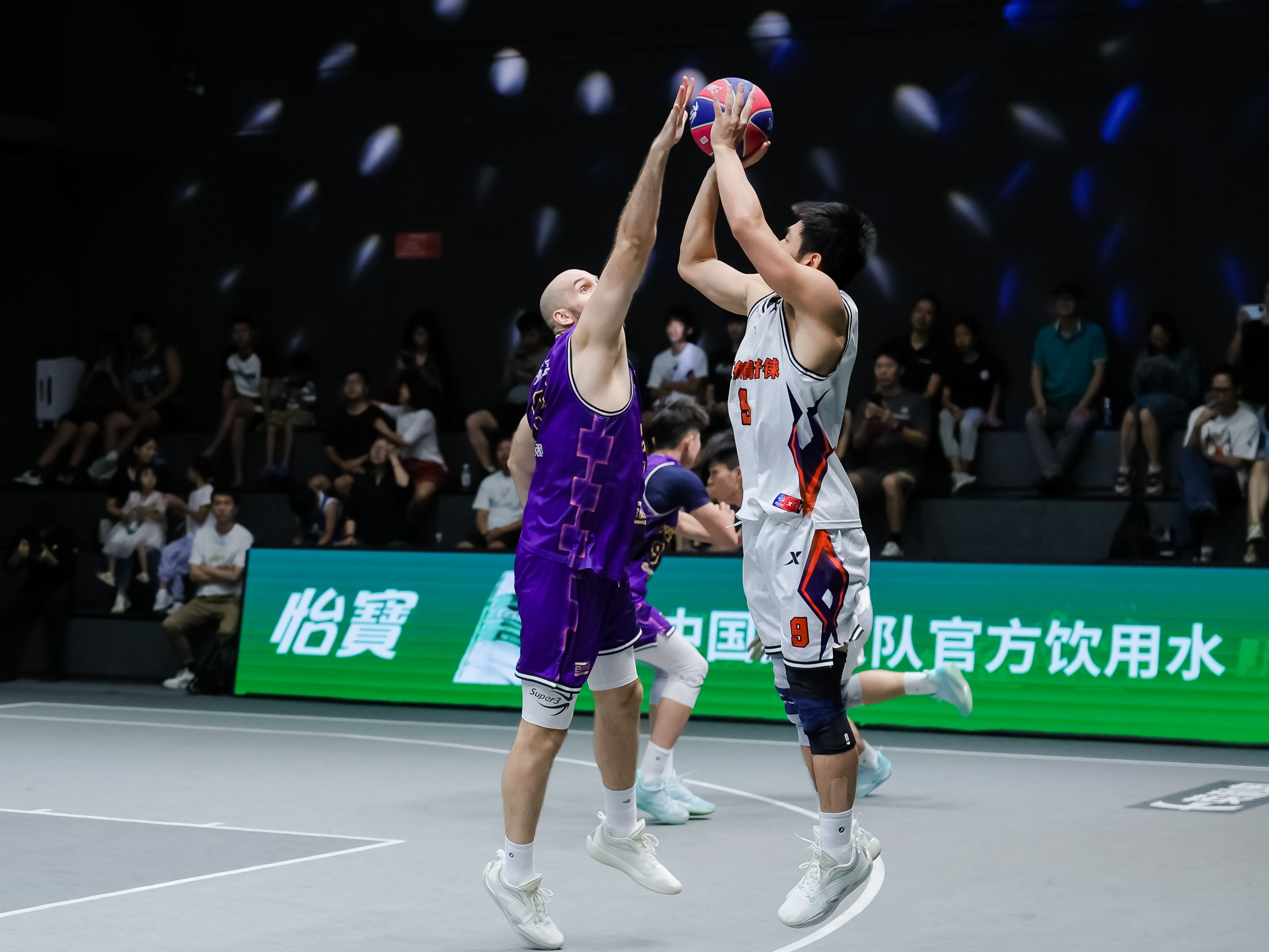 包含篮球赛季总决赛抢眼上演，球队实力均衡的词条