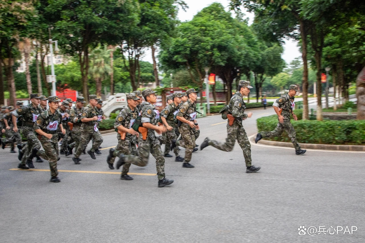 包含球队凯旋归来，士气高涨备战下一场的词条